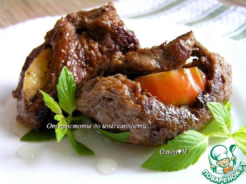 Шницель с яблоком и мятным сиропом