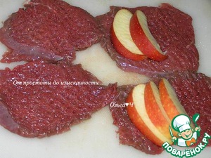 Шницель с яблоком и мятным сиропом