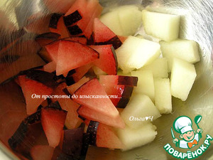 Шоколадно-дынный десерт со сливой