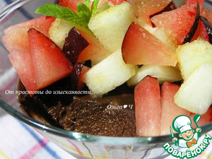 Шоколадно-дынный десерт со сливой