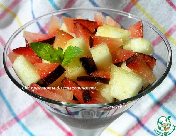 Шоколадно-дынный десерт со сливой