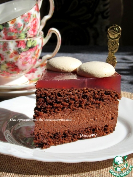 Шоколадный торт с ягодным желе