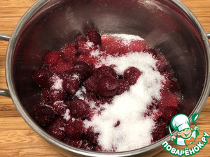 Шоколадный торт с вишней