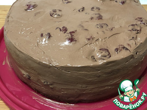 Шоколадный торт с вишней
