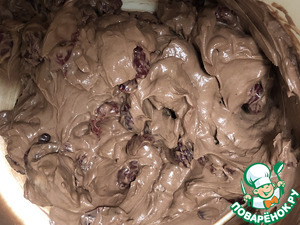 Шоколадный торт с вишней