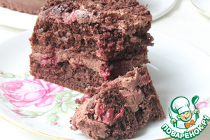 Шоколадный торт с вишней