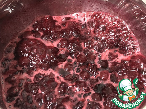 Шоколадный торт с вишней