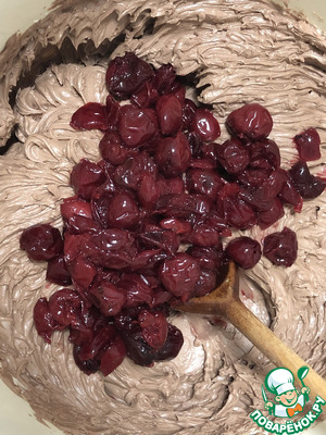 Шоколадный торт с вишней