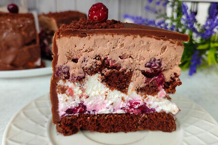 Шоколадный торт с вишней и сметанным кремом Шоколадный торт с вишней и сметанным кремом