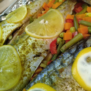 Скумбрия, запеченная с овощами