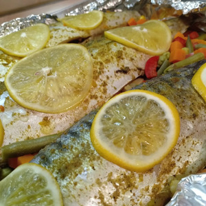 Скумбрия, запеченная с овощами