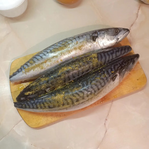 Скумбрия, запеченная с овощами