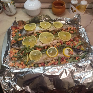 Скумбрия, запеченная с овощами
