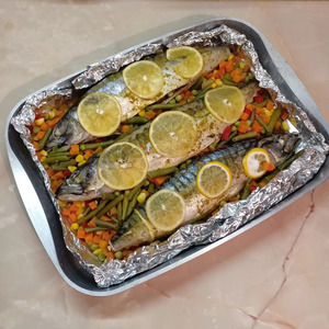 Скумбрия, запеченная с овощами