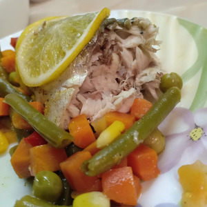Скумбрия, запеченная с овощами