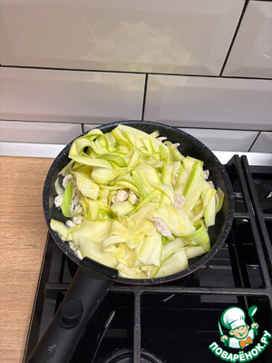 Сливочные спагетти с кабачками и курицей