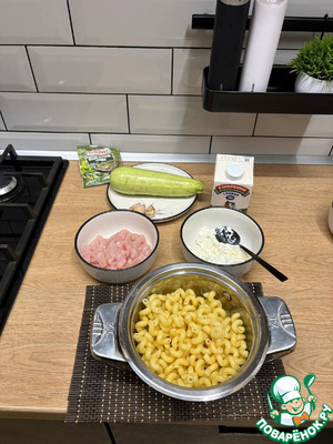 Сливочные спагетти с кабачками и курицей