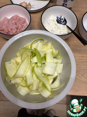 Сливочные спагетти с кабачками и курицей