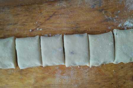 Слоеные булочки с изюмом и лимонными нотками Слоеные булочки с изюмом и лимонными нотками