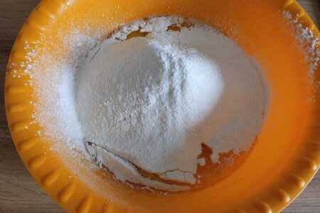 Слоеные булочки с изюмом и лимонными нотками Слоеные булочки с изюмом и лимонными нотками