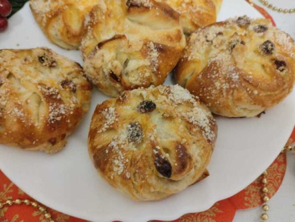 Слоеные булочки с изюмом и лимонными нотками Слоеные булочки с изюмом и лимонными нотками
