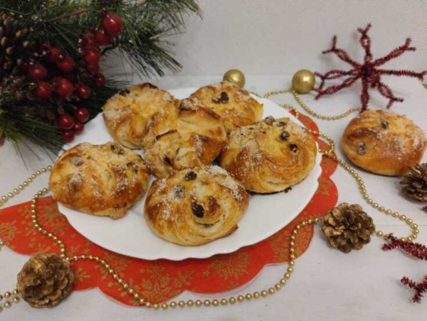 Слоеные булочки с изюмом и лимонными нотками Слоеные булочки с изюмом и лимонными нотками