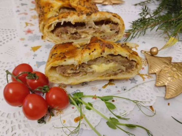 Слоеный пирог с мясом и сыром Слоеный пирог с мясом и сыром