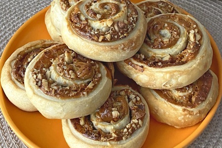 Слойки со сгущенкой и орехами