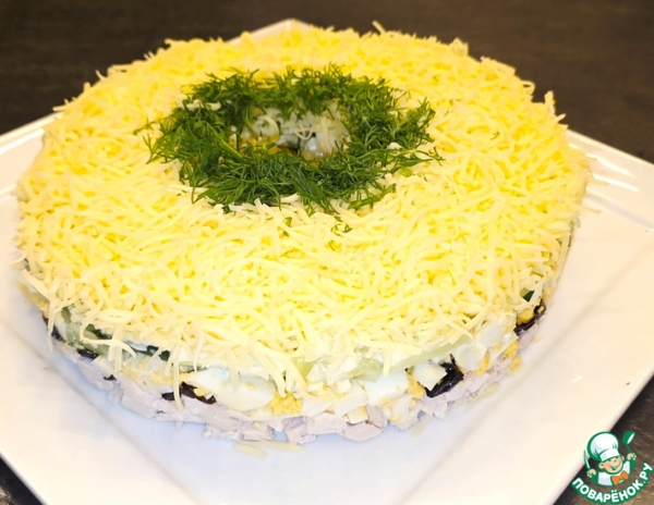 Слоёный салат с черносливом и курицей Слоёный салат с черносливом и курицей