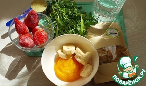 Смузи с маракуйей, клубникой и руколой