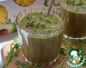 Смузи с маракуйей, клубникой и руколой