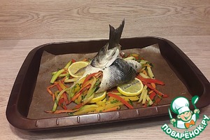 Сочный сибас, запеченный с овощами