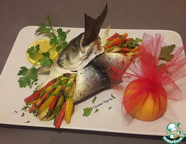 Сочный сибас, запеченный с овощами