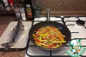 Сочный сибас, запеченный с овощами