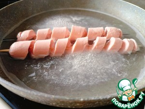 Сосиски-спиральки с базиликовым соусом