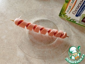 Сосиски-спиральки с базиликовым соусом