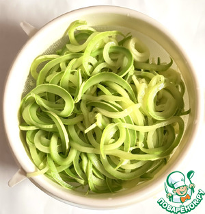 Спагетти из цуккини с курицей Спагетти из цуккини с курицей