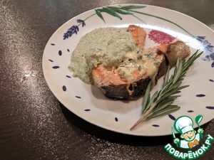 Стейк из лосося с сыром дорблю