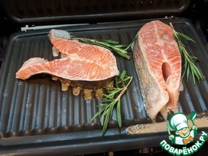 Стейк из лосося с сыром дорблю