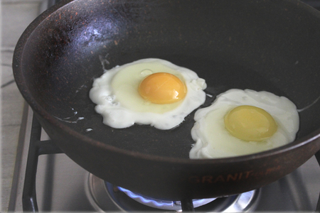 Стейк, замаринованный в майонезном #махеевъ маринаде, с яйцом 