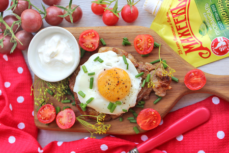 Стейк, замаринованный в майонезном #махеевъ маринаде, с яйцом 