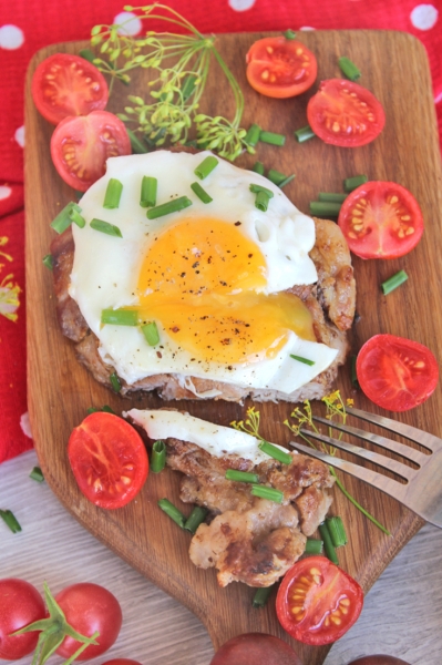 Стейк, замаринованный в майонезном #махеевъ маринаде, с яйцом 