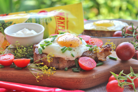 Стейк, замаринованный в майонезном #махеевъ маринаде, с яйцом 