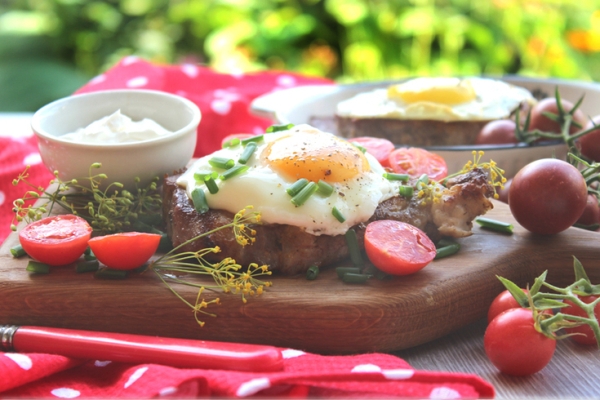 Стейк, замаринованный в майонезном #махеевъ маринаде, с яйцом 