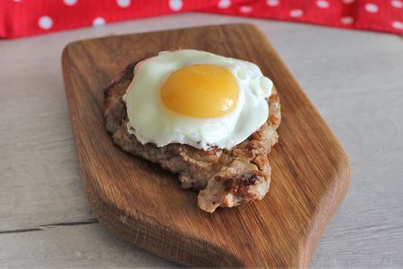 Стейк, замаринованный в майонезном #махеевъ маринаде, с яйцом 