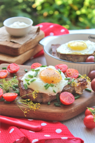 Стейк, замаринованный в майонезном #махеевъ маринаде, с яйцом 