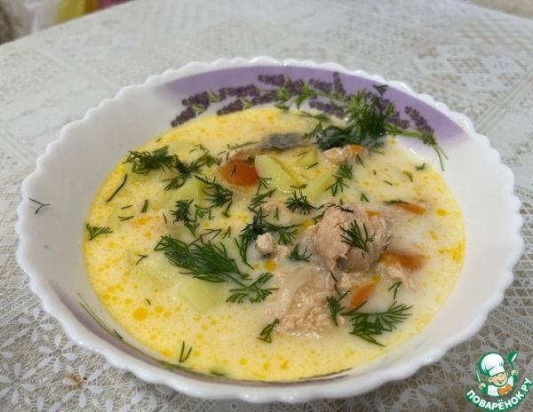 Суп с красной рыбой, томатами и сливками