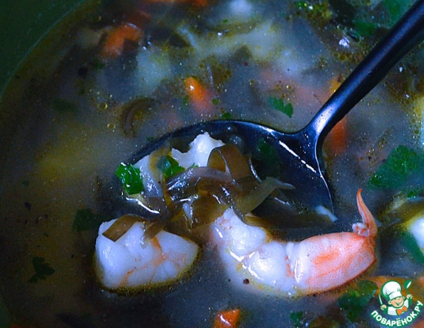 Суп с морской капустой и креветками