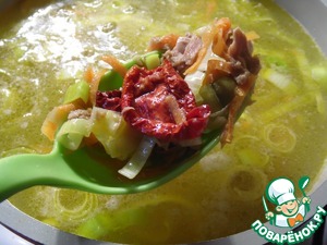 Суп с тунцом и вялеными томатами