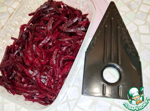 Свекольный салат с авокадо и мягким сыром